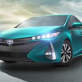 Bis zu 1.000 Kilometer weit kommt der Toyota Prius Plug-in Hybrid mit einer knapp 45 Liter großen Tankfüllung.