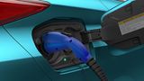 Per Mode-2-Stecker ist die 8,8 kWh-Batterie in knapp zweieinhalb Stunden wieder aufgeladen.