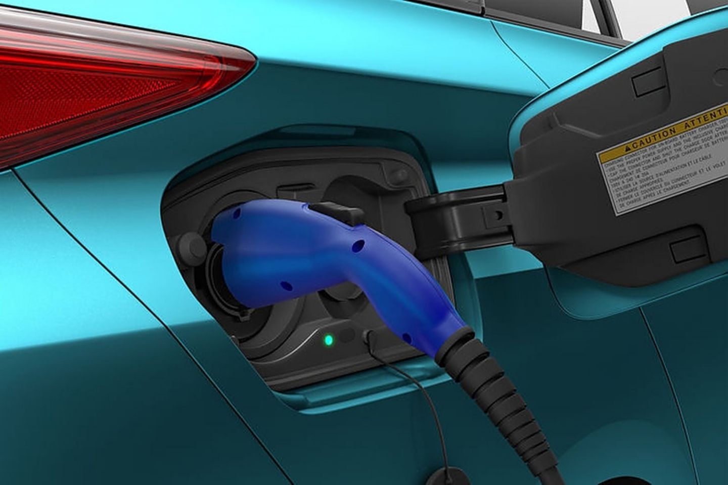 Per Mode-2-Stecker ist die 8,8 kWh-Batterie in knapp zweieinhalb Stunden wieder aufgeladen.
