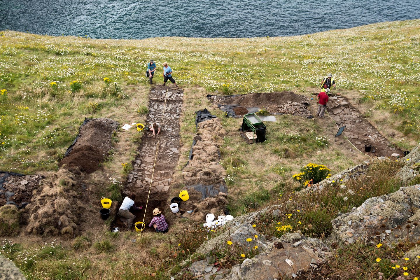 Die im Jahr 2016 entdeckte Palastanlage in Tintagel ist relativ groß. Zwei der entdeckten Gebäude sind etwa 11 Meter lang und 4 Meter breit. 