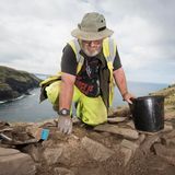 Der Archäologe Ryan Smith arbeitet am Ausgrabungsort. Historiker versprechen sich von dem Fund einzigartige Einblicke in eine Epoche, über die bislang nur wenig bekannt ist.