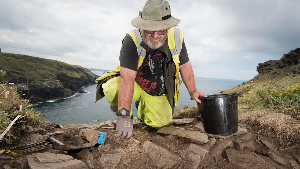 Der Archäologe Ryan Smith arbeitet am Ausgrabungsort. Historiker versprechen sich von dem Fund einzigartige Einblicke in eine Epoche, über die bislang nur wenig bekannt ist.