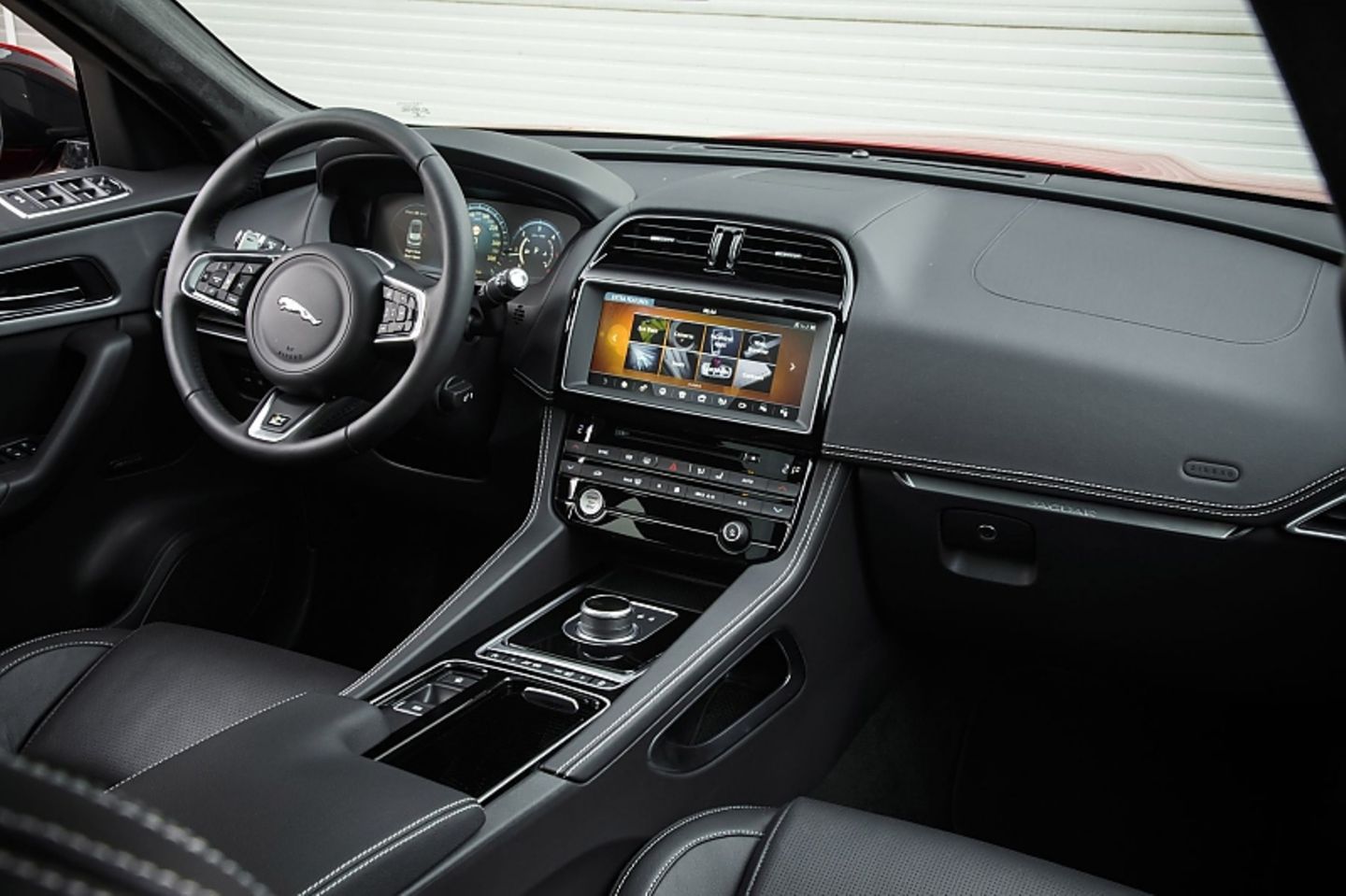 Das Cockpit ist wertig