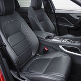 Im Jaguar F Pace 2.0d sitzt man ziemlich tief