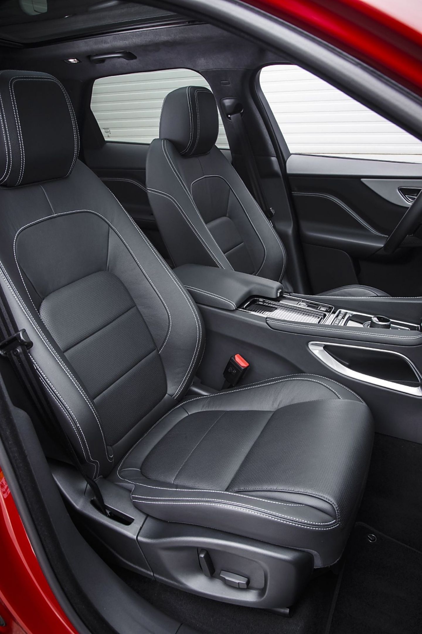 Im Jaguar F Pace 2.0d sitzt man ziemlich tief