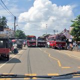 Keine Seltenheit: Busse fahren hier, wie sie wollen.