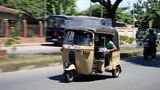 Tuk Tuks nutzen jede Lücke.