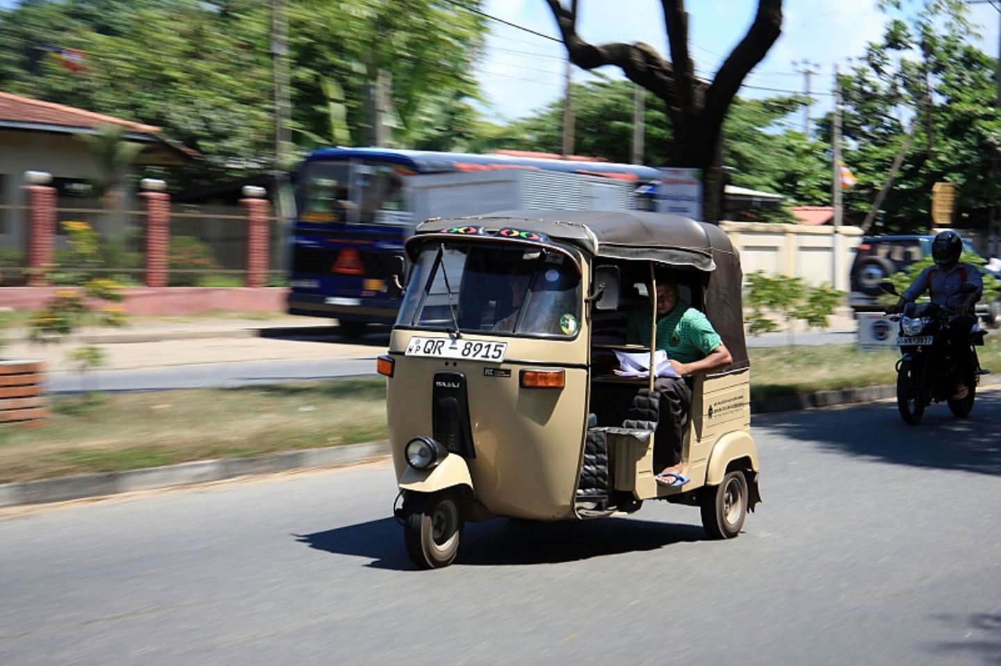 Tuk Tuks nutzen jede Lücke.