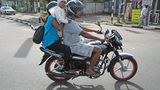 Was guckst Du so? Noch nie eine Familie auf einem Motorrad gesehen?