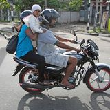 Was guckst Du so? Noch nie eine Familie auf einem Motorrad gesehen?