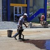 Die Straße bekommt eine neue Teerschicht verpasst.