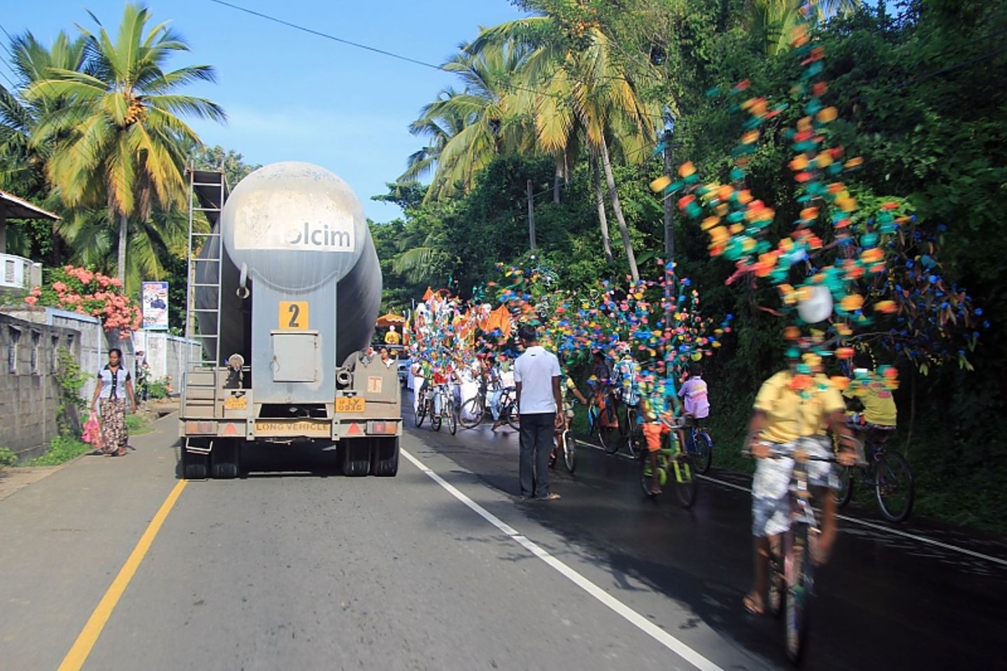 Immer was los auf den Straßen von Sri Lanka.