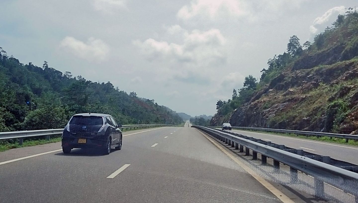 Elektroautos wie der Nissan Leaf fahren in Sri Lanka vermehrt herum.