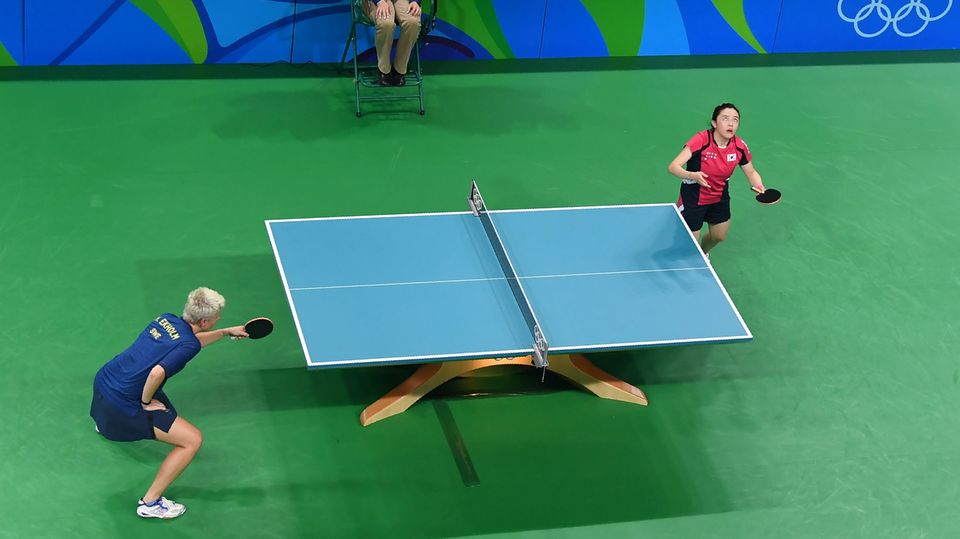 Das müssen Sie zur Olympia-Nacht wissen: Angriff aus der Vogelperspektive: Die beiden Tischtennis-Asse Jeon Jihee aus Südkorea (r.) und Schwedens Matilda Ekholm duellieren sich in Rio. Der Ball ist übrigens nicht mit auf dem Foto. Zu weit oben in der Luft bei der Angabe. Angriff aus der Vogelperspektive: Die beiden Tischtennis-Asse Jeon Jihee aus Südkorea (r.) und Schwedens Matilda Ekholm duellieren sich in Rio. Der Ball ist übrigens nicht mit auf dem Foto. Zu weit oben in der Luft bei der Angabe.
