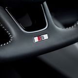 Das Lenkrad ist unten abgeflacht und liegt gut in der Hand