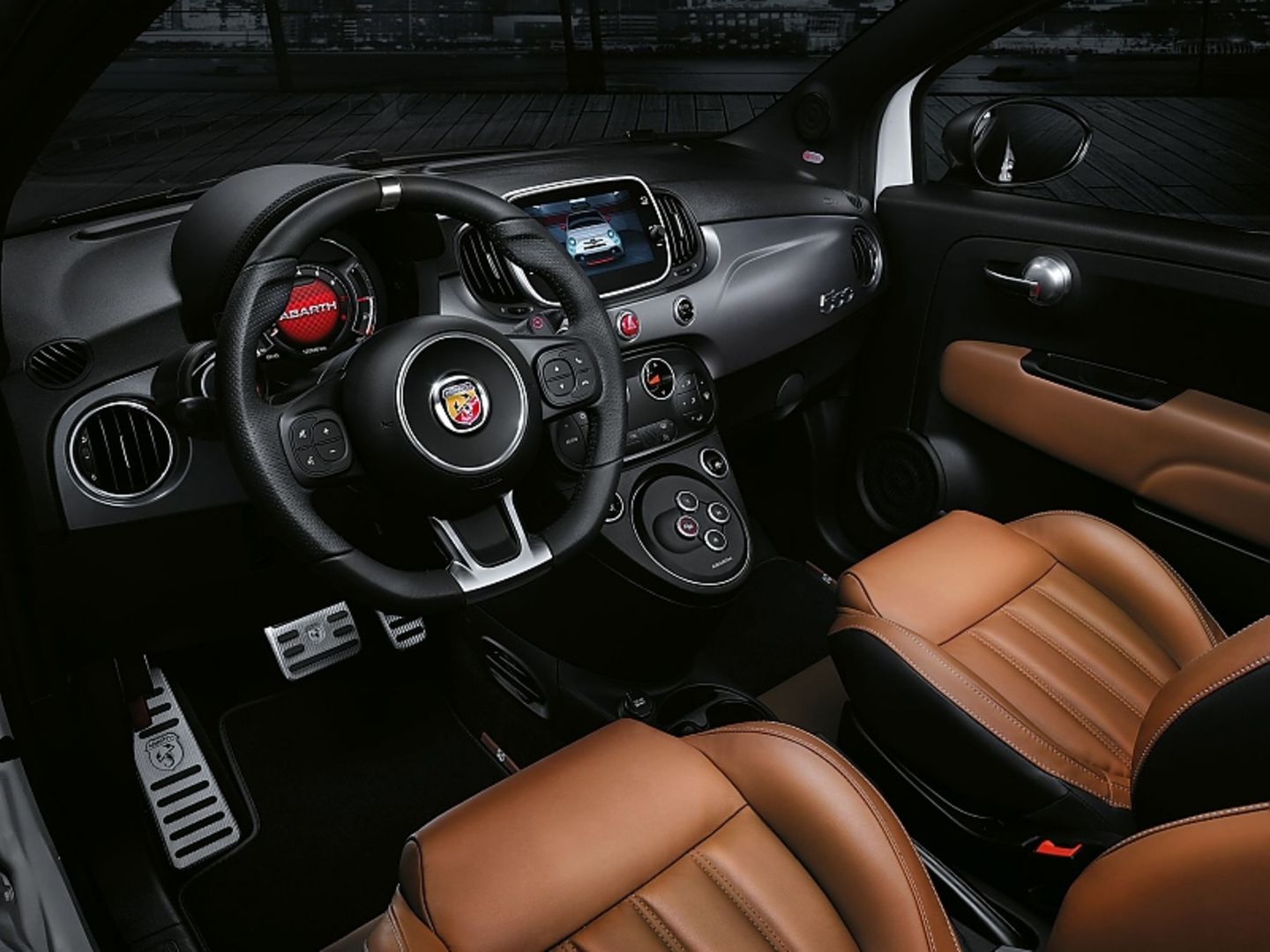 Das Cockpit mit Leder-Sportsitzen