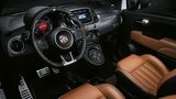 Das Cockpit mit Leder-Sportsitzen