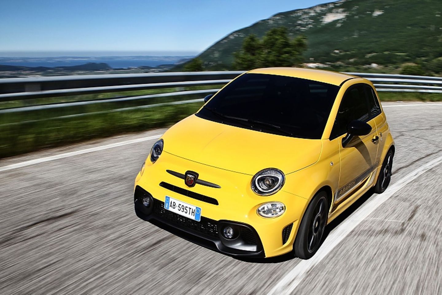 Der Fiat Abarth Competizione flitz tiefer über den Asphalt