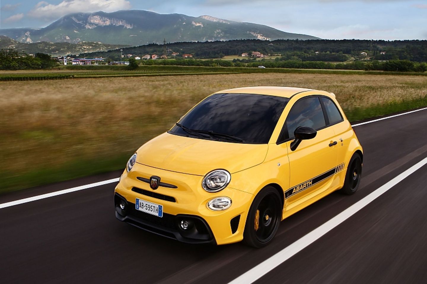 Der Fiat Abarth Competizione 595 rückt nah an den Über-Sportler Fiat Abarth 695 Biposto heran