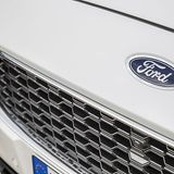 Gleichzeitig sorgt der wabenförmige Kühlergrill für Aufsehen.