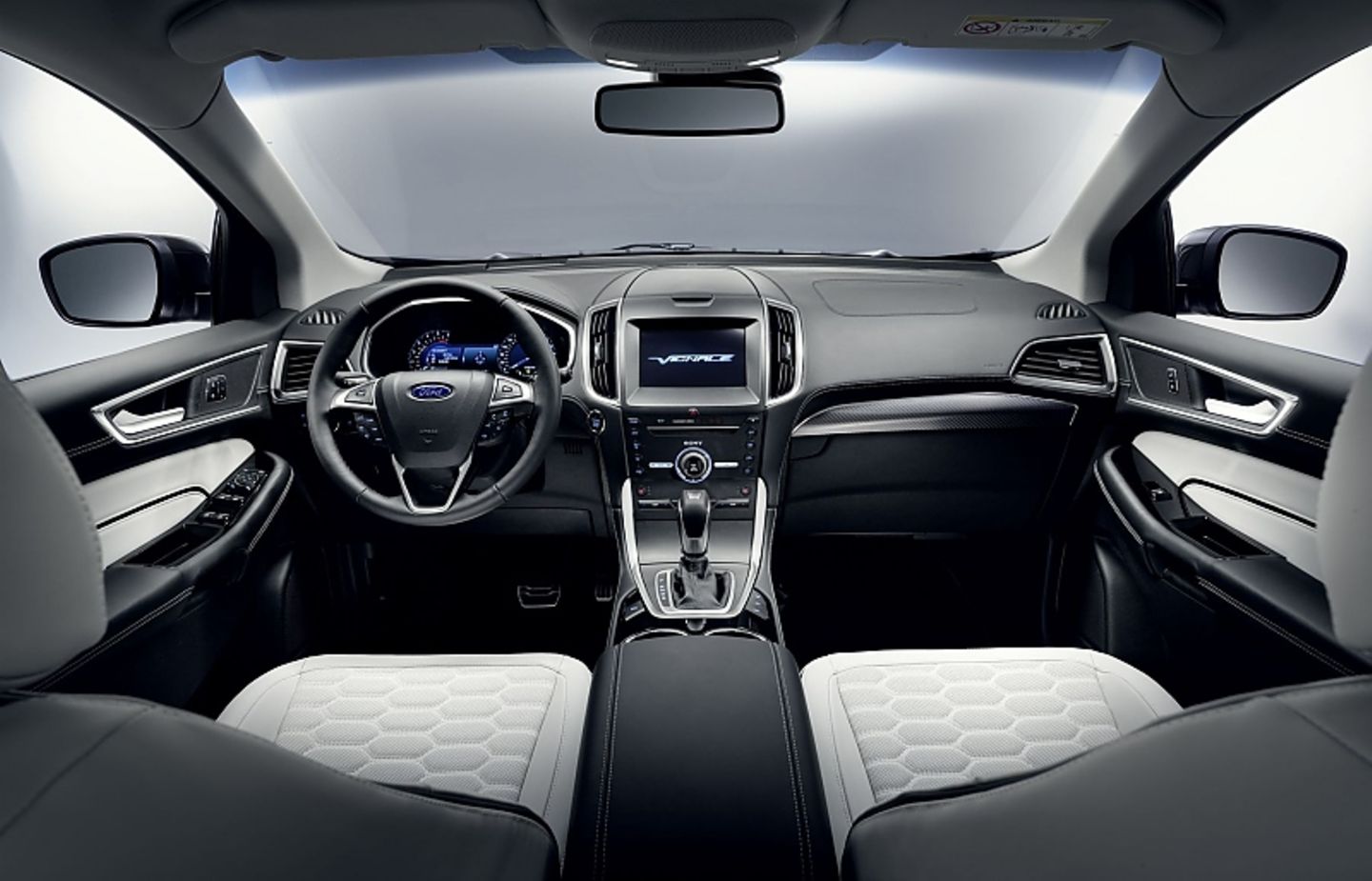 Das Cockpit des Ford S-Max Vignale.