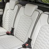 Drei Einzelsitze bieten viel Bein- und Kopffreiheit sowie ausreichend Komfort.