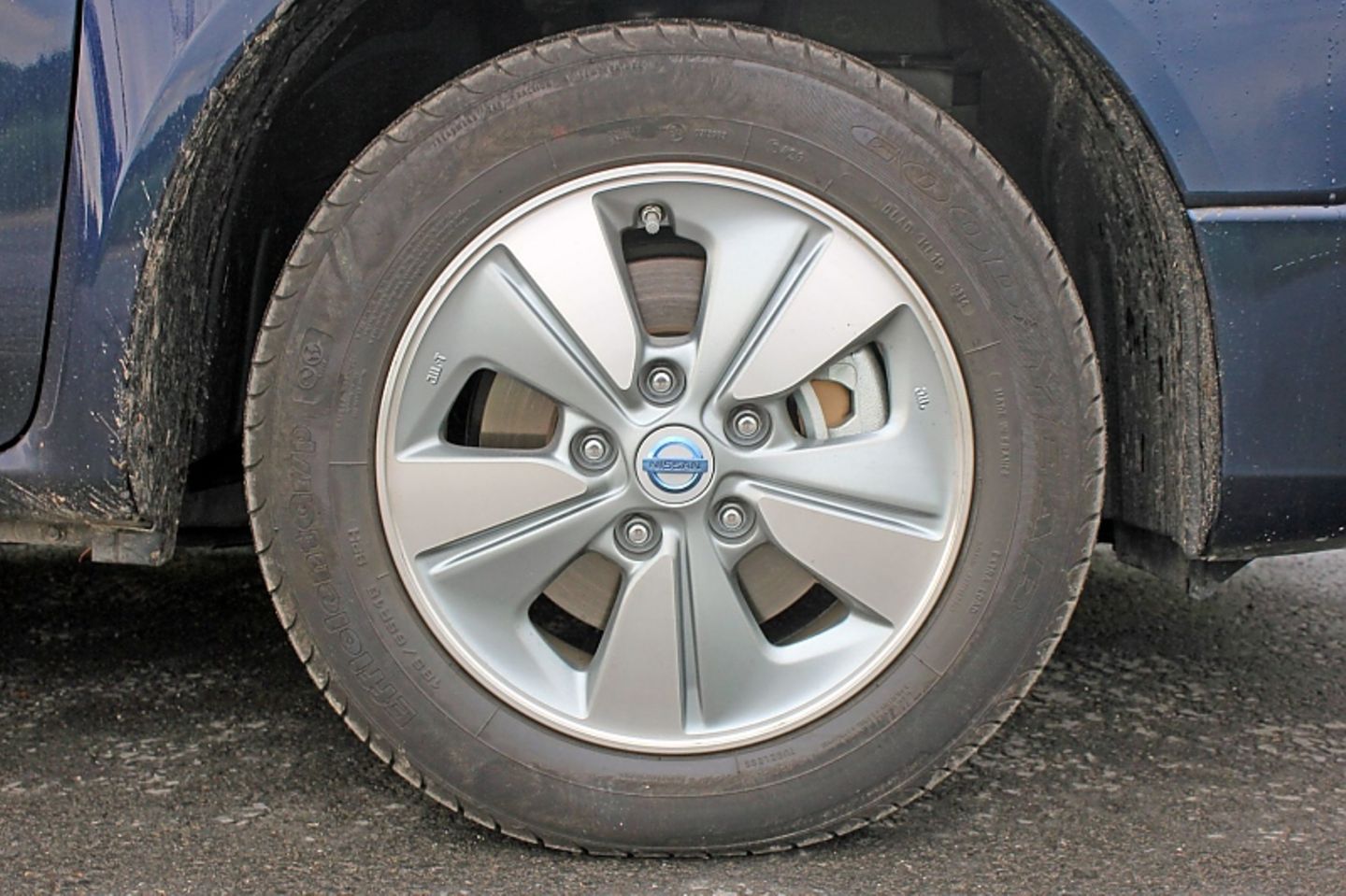 Die 15 Zoll großen Räder bekommen bei Vollgas Traktionsprobleme.