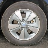 Die 15 Zoll großen Räder bekommen bei Vollgas Traktionsprobleme.