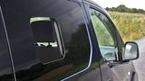 Die Fenster in den Schiebetüren wirken wie Schießscharten.