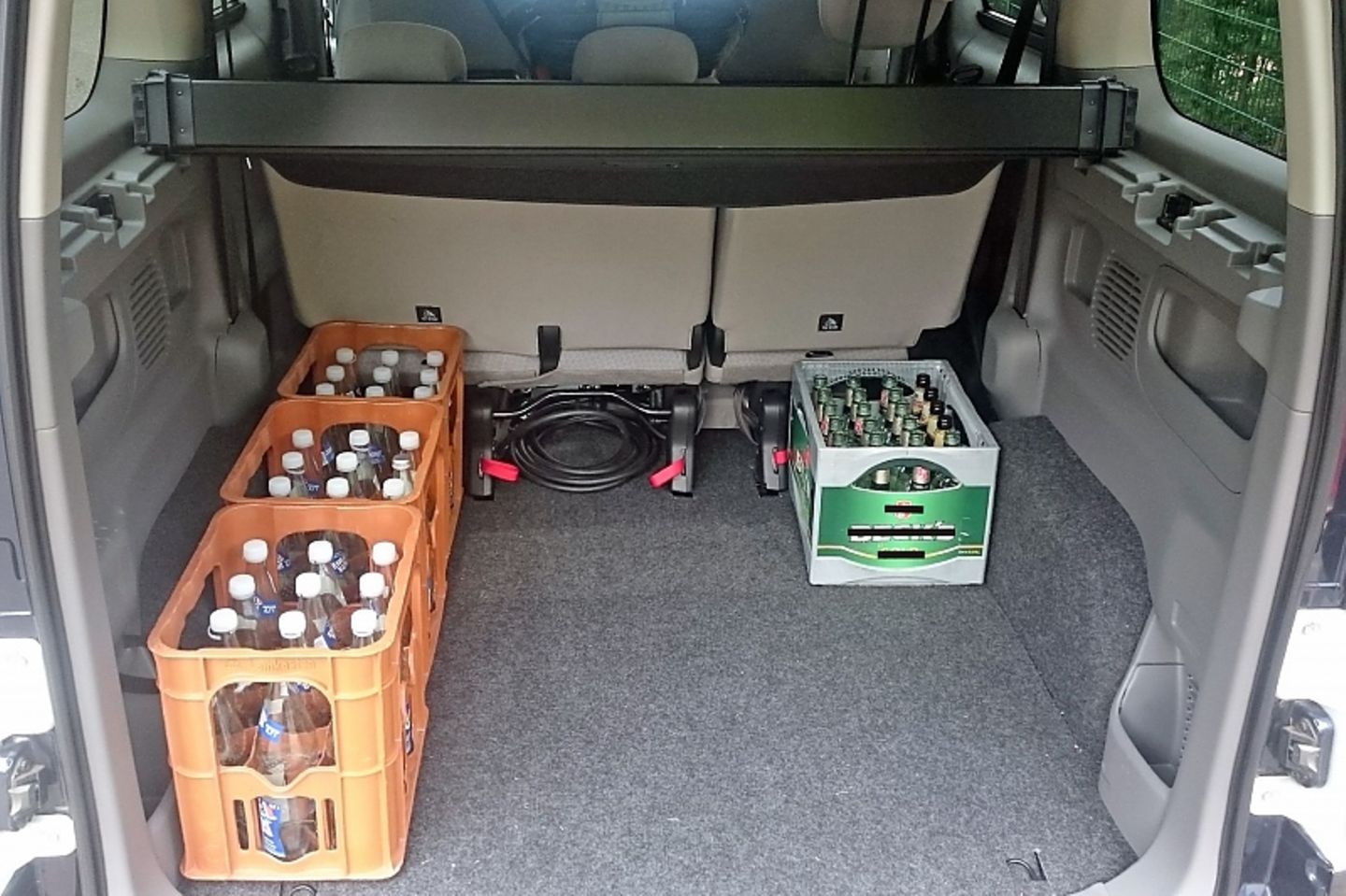 Hier passen zwischen 2.300 und 3.100 Liter Gepäck hinein.