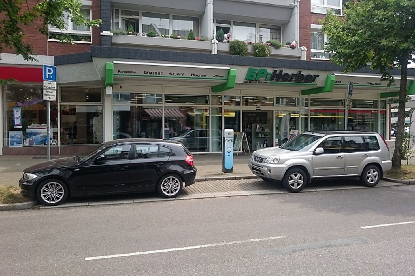 Ladesäule ja. Freier Parkplatz nein. Nicht nur in Essen gehört dieses Bild zum Alltag.