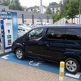 Bei Aldi Süd gibt es einen Extraparkplatz mit Schnellladefunktion.