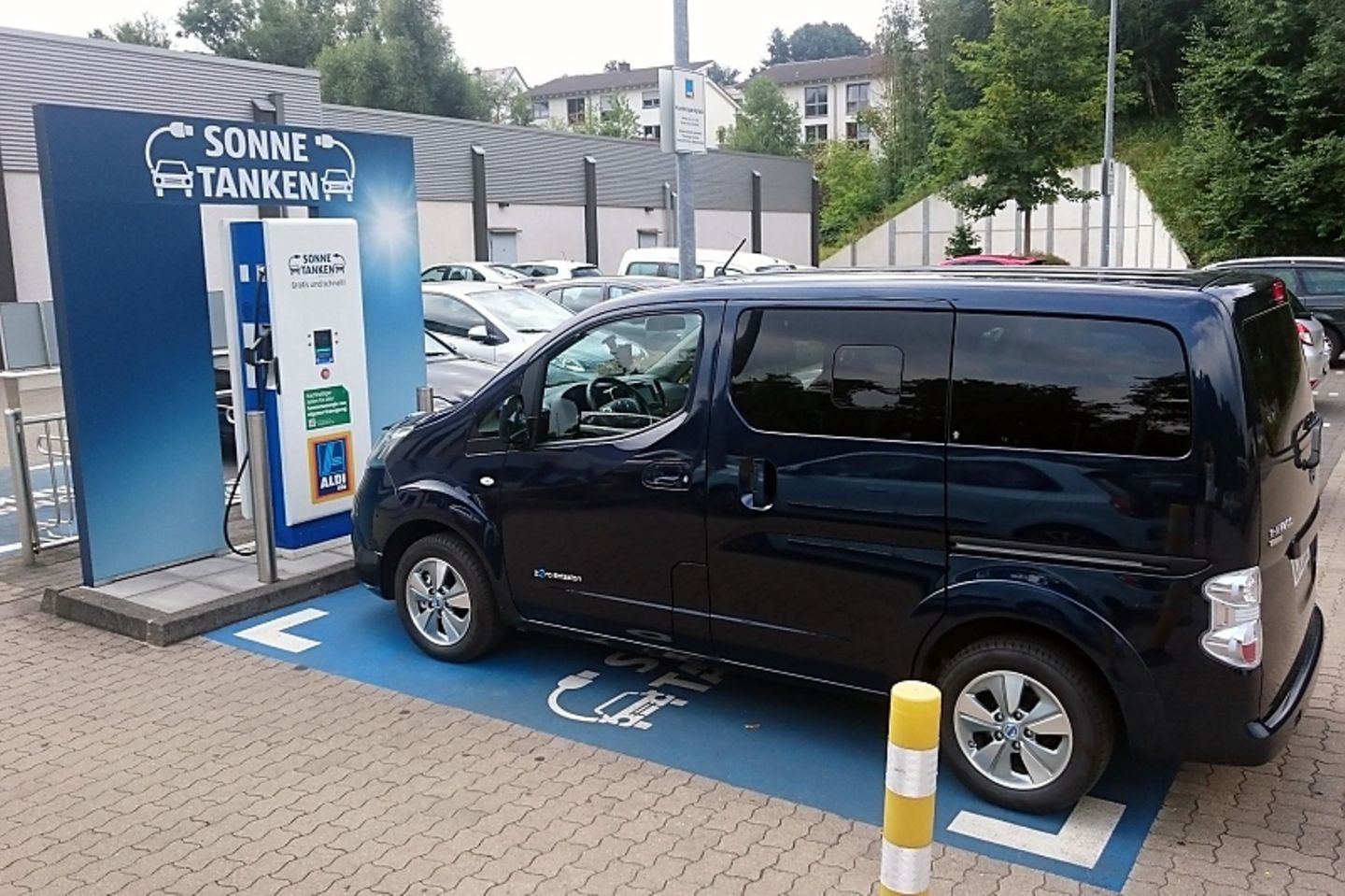 Bei Aldi Süd gibt es einen Extraparkplatz mit Schnellladefunktion.