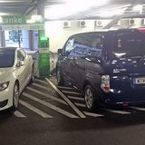 Im Erdgeschoss des Parkhaus P7 im Düsseldorfer Flughafen stehen Ladestationen parat.