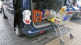 Mit dem Einkaufswagen in den Kofferraum.