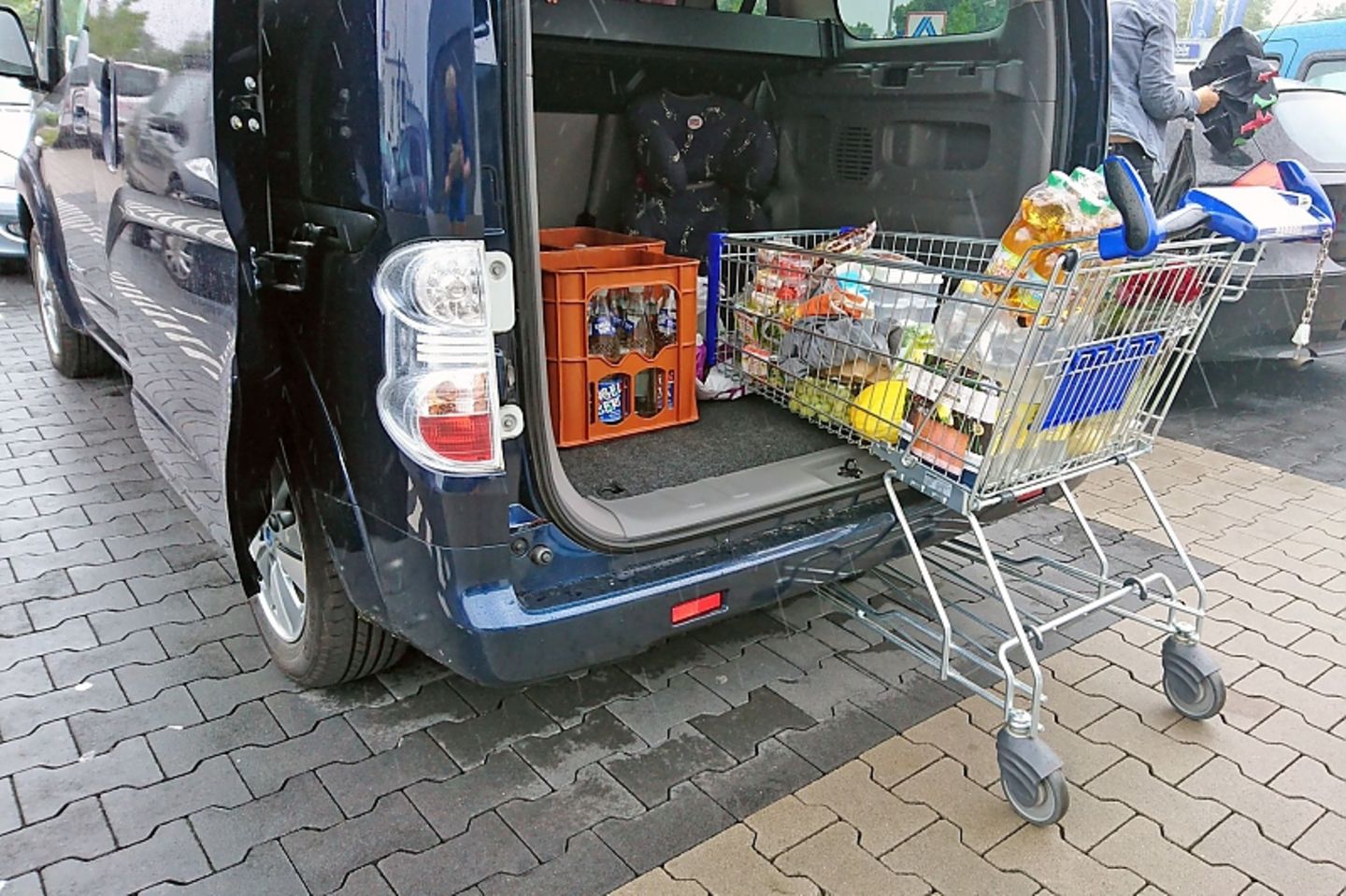 Mit dem Einkaufswagen in den Kofferraum.