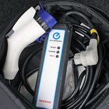 Dieses Kabelgeflecht kann mit der haushaltsüblichen Steckdose verbunden werden.