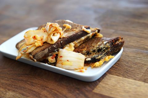 Rezept-Quickie: Das ist das ultimative Kimchi-Käse-Sandwich aus dem Waffeleisen