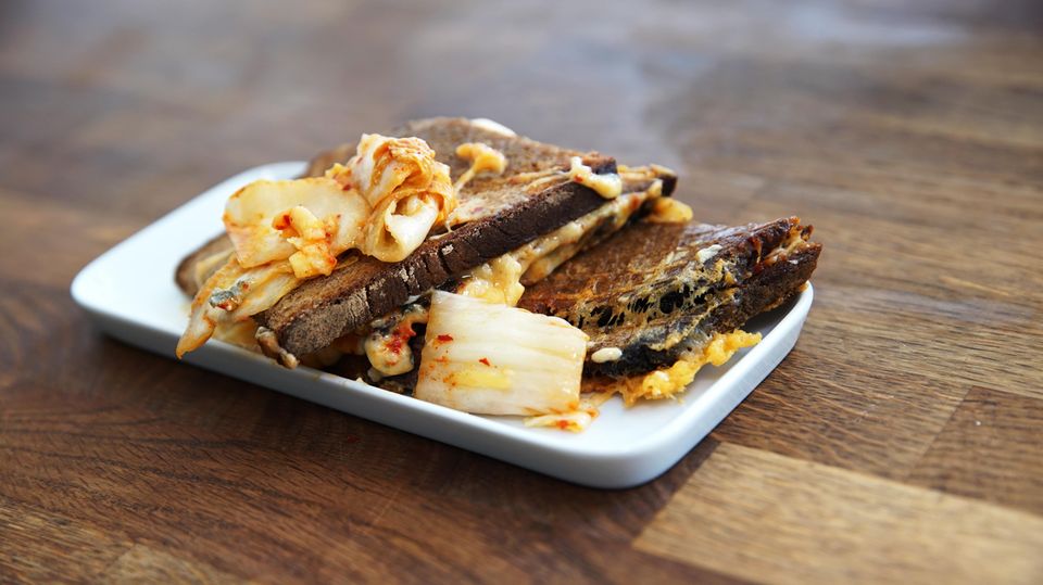 Rezept-Quickie: Das ist das ultimative Kimchi-Käse-Sandwich aus dem Waffeleisen Rezept-Quickie: Das ist das ultimative Kimchi-Käse-Sandwich aus dem Waffeleisen