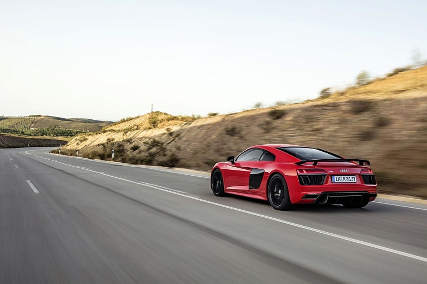 Der Der Audi R8 V10 plus rennt bis zu 330 km/h schnell