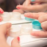 Kontaktlinsenbehälter reinigen