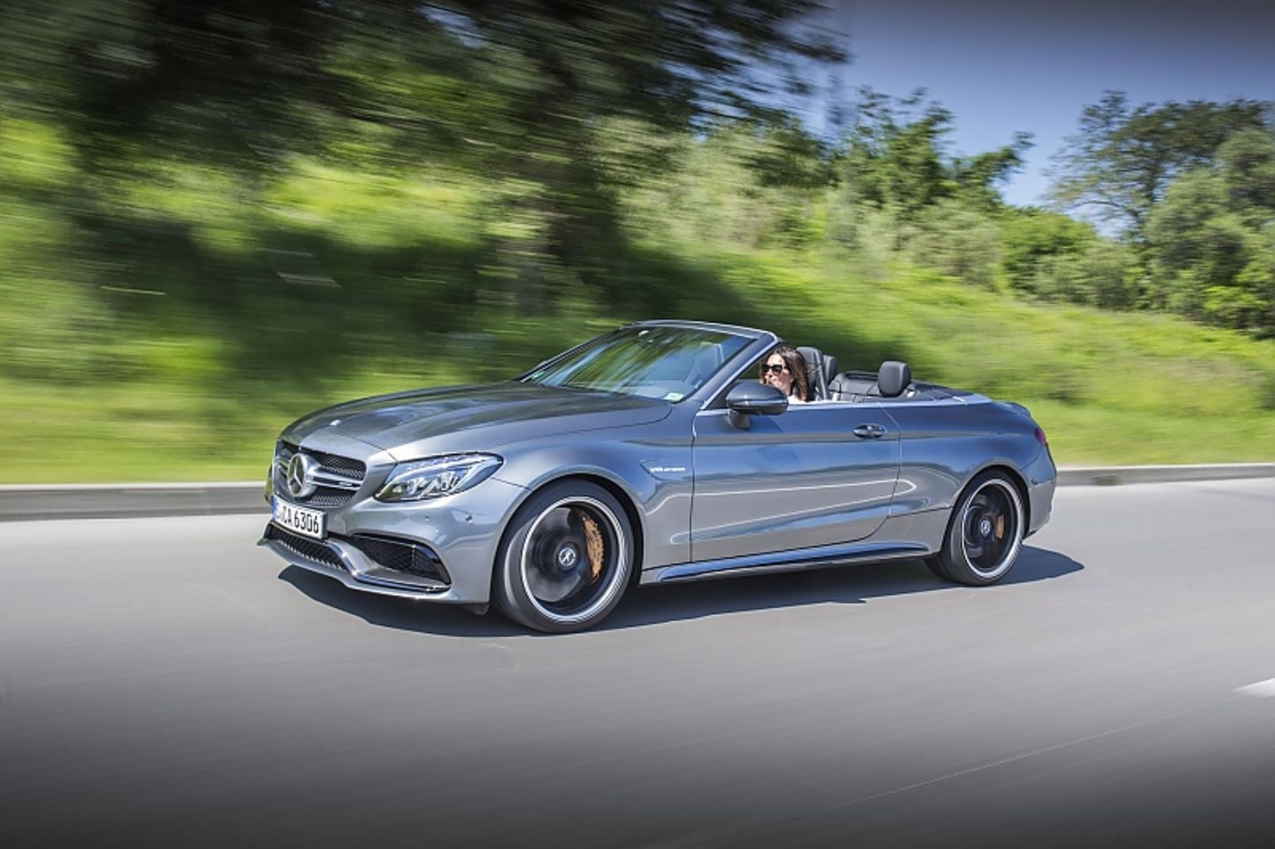 Das Mercedes-AMG C 63 S Cabriolet ist mit gut 1.9 Tonnen kein Leichtgewicht