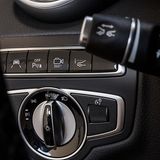 Der Lichtdrehschalter befindet sich links neben dem Lenkrad