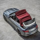 Das Stoffverdeck verschwindet blitzschnell hinter der Rückbank