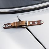 Lederriemen fixieren die Hauben