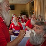 Dort wird zunächst allen Teilnehmern die Gesichtsbehaarung gebleicht, um den schlohweißen Weihnachtsmann-Rauschebart zu bekommen.