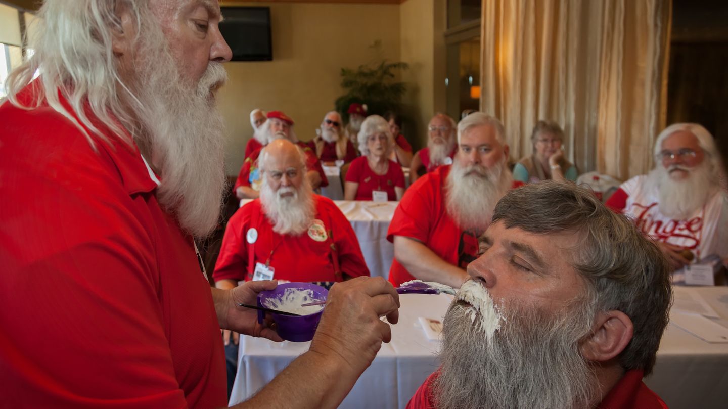 Dort wird zunächst allen Teilnehmern die Gesichtsbehaarung gebleicht, um den schlohweißen Weihnachtsmann-Rauschebart zu bekommen.