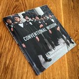 Der Bildband "Conventional Wisdom" von Arthur Drooker erscheint im Verlag Glitterati Inc. und kostet 37 Euro.  Mehr über das Buch unter http://www.arthurdrooker.com/