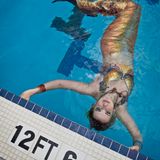 Die Meerjungfrau Raina fühlt sich im Wasser sichtlich wohl.