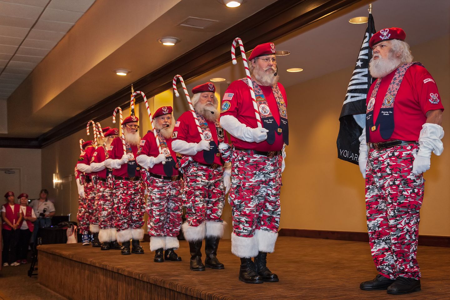 Das "Santa drill team" präsentiert sich auf der Bühne. Anstelle von Gewehren tragen die Weihnachtsmänner riesige Zuckerstangen.